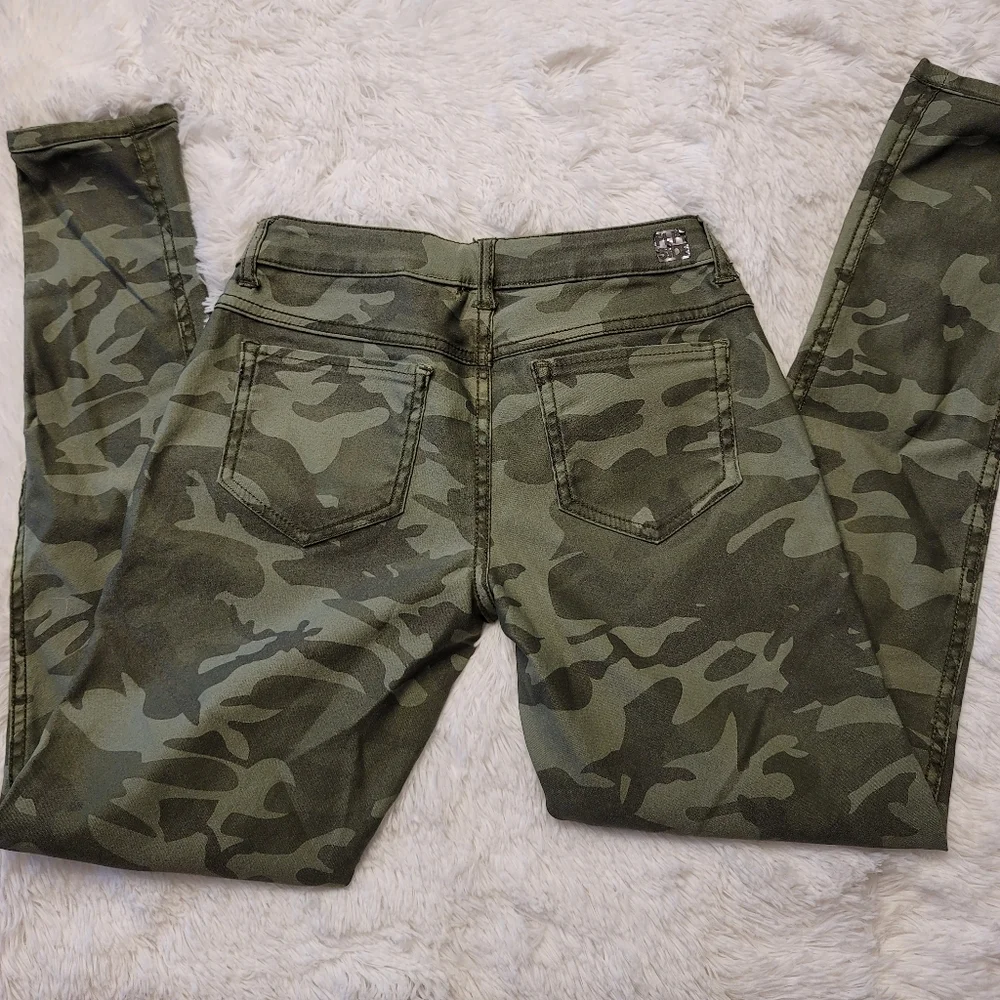 Flip Side Reversible Camo on one side Solid Green on the other. W 30 R 7 L 29 - Picture 1 of 9